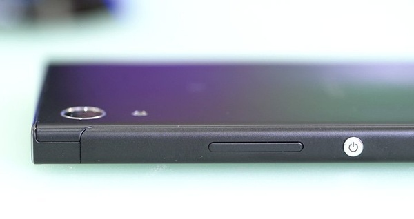 Mặc dù vậy, mức độ hoàn thiện trên Xperia XA1 chưa tốt, vì vẫn có khe hở ở phần tiếp giáp giữa mặt lưng nhựa với phần khung kim loại. 