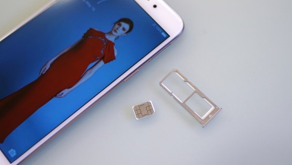 Về cấu hình, Oppo F3 cũng được trang bị phần cứng tương tự các model trong cùng phân khúc giá. Cụ thể máy đi kèm vi xử lý MediaTek MT6750 tám nhân, RAM 4GB và bộ nhớ trong 64GB (tương đương GR5 2017 Pro). 