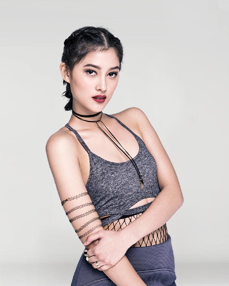 Cô gái thấp bé gây tranh cãi khi lên ngôi Siêu mẫu châu Á 2017 hình ảnh 1 Maureen Wroblewitz (cao 1,68 m) vừa vượt qua Minh Tú và Shikin, trở thành quán quân Asia's Next Top Model mùa 5. Chiến thắng của cô làm nổ ra cuộc tranh cãi trong cộng đồng mạng bởi Maureen là thí sinh nhỏ bé và thấp nhất nhà chung. Sự thể hiện của thí sinh Philippines trong đêm chung kết bị nhận xét không nổi trội hơn hai cô gái còn lại, nhất là bức ảnh mặc trang phục truyền thống.