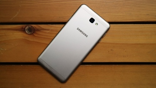 Mặt lưng của Samsung Galxy J7 Prime