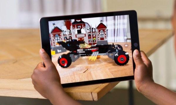 Apple sẽ tích hợp khả năng hỗ trợ thực tế ảo tăng cường (AR) trực tiếp vào iOS, giúp nhà phát triển tạo ra những công cụ cần thiết nhằm mang đến những trải nghiệm hiện đại, tuyệt vời cho người dùng.