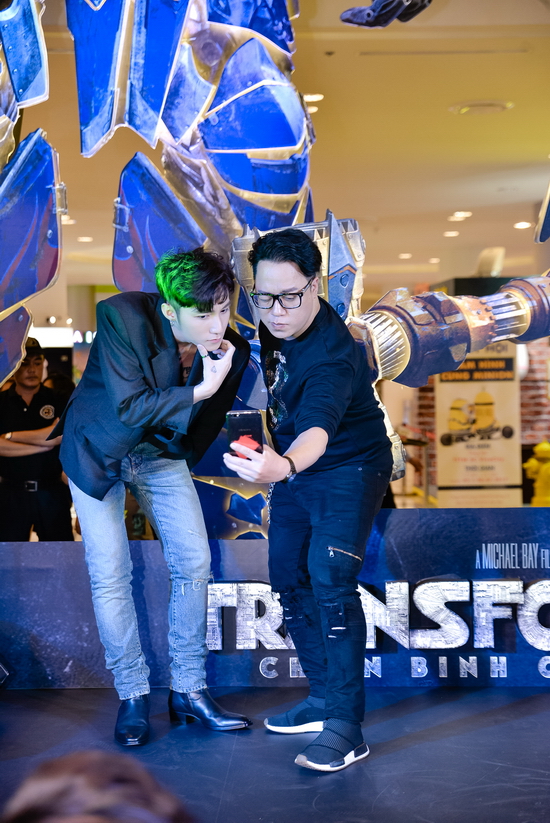 Nhí nhảnh selfie cùng MC Tùng Leo ngay dưới mô hình Optimus Prime khổng lồ. Khi 2 “sếp” đối đầu – ai “ngầu” hơn ai?