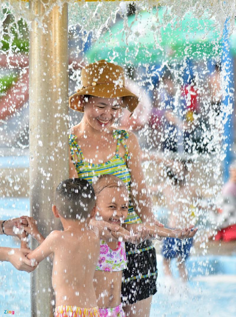 Các em nhỏ là những người hào hứng nhất vì vừa được thoát khỏi cái nóng hầm hập, vừa được vui đùa thoả thích dưới làn nước mát.