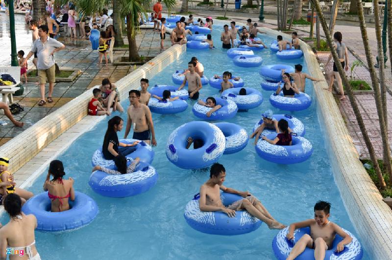 Khu vực sông lười đông nghịt người thả trôi theo dòng nước.
