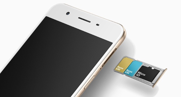Cả hai mái đều sử dụng khay sim mới 3 trong 1, bao gồm 2 khe nanoSIM và khe còn lại dành cắm thẻ nhớ riêng biệt, như vậy người dùng sẽ không cần phải hi sinh sim 2 khi muốn sử dụng thẻ nhớ như thường thấy hiện nay.