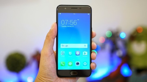   Màn hình chỉ khác nhau về kích thước: Hướng tới phân khúc tầm trung nên cả Oppo F1s và F3 Lite đều có màn hình độ phân giải HD (1280 x 720 pixel), đây là điều khá thất vọng. Bởi hiện nay trong cùng phân khúc giá đã có rất nhiều đối thủ sở hữu màn hình Full HD cho chất lượng hiển thị sắc nét hơi đáng kể.