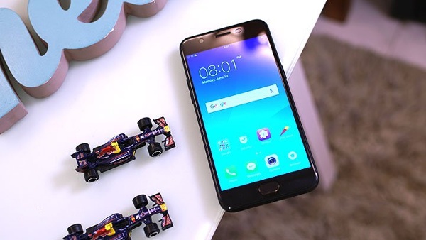 Hiệu năng khác biệt không nhiều: Về hiệu năng, Oppo F1s có cấu hình khá tốt so với mức giá khi được trang bị vi xử lý Mediatek MT6750 tám nhân, gồm 4 nhân tốc độ 1.5GHz và 4 nhân tốc độ 1GHz, đồ hoạ Mali-T860MP2, RAM 3GB, bộ nhớ trong 32GB và hỗ trợ khe cắm thẻ nhớ ngoài. 