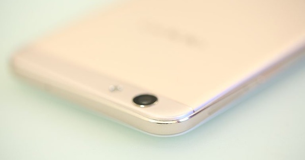  Thời gian pin: Nếu tính năng camera là giống nhau giữa hai thiết bị thì pin lại là sự khác biệt rất nhiều. Oppo trang bị cho F1s viên pin dung lượng 3075 mAh nhưng với F3 Lite thì dung lượng pin giảm về còn 2900 mAh. Nhưng do màn hình của cả hai có độ phân giải không cao (HD) nên có thể khẳng định sự khác nhau về thời gian pin là không nhiều, nó hoàn toàn đủ để người dùng có thể yên tâm dùng đủ trong ngày.