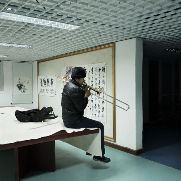Một nhạc công thổi kèn trombone trong một trung tâm cộng đồng ở quận Đại Hồng Môn.