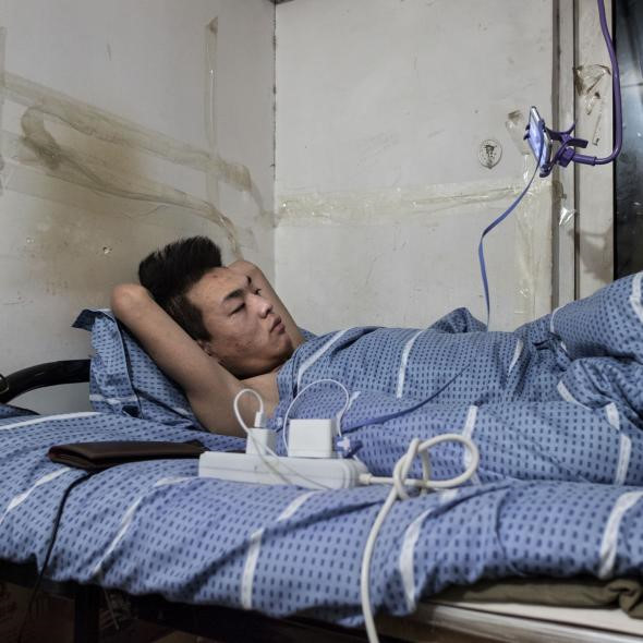 Ngay cả những người không đủ tiền thuê nhà vẫn mua các món đồ thể hiện đẳng cấp như điện thoại thông minh, máy tính bảng hay quần áo hàng hiệu...
