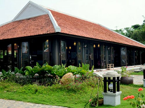 Thu Hương, sao Việt Khu nhà của vợ chồng Thu Hương toạ lạc tại quận 9 TP HCM, được xây dựng trên nền một đầm lầy cũ với mặt bằng rộng rãi.