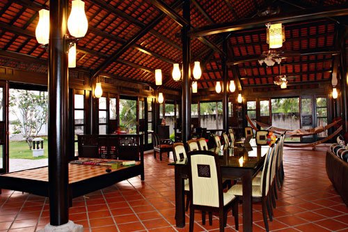 Thu Hương, sao Việt Tất cả không gian chức năng trong nhà đều liên thông nhau như: phòng khách, phòng ăn, nhà bếp, khu thư giãn, quầy bar… được thiết kế bằng chất liệu gỗ đắt tiền.