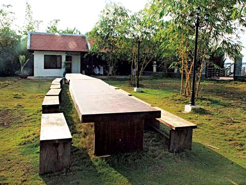 Thu Hương, sao Việt Ngoài vườn luôn luôn là sắc xanh cây cỏ và những bộ bàn ghế gỗ trải dài.