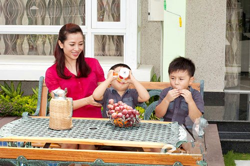 Thu Hương, sao Việt Ngoài căn ‘biệt phủ’ ở quận 9, Thu Hương còn sở hữu một căn hộ sang trọng khác ở quận 7, trong khu Phú Mỹ Hưng. Đó là một biệt thư đắt đỏ được quy hoạch nằm sát sông Sài gòn.
