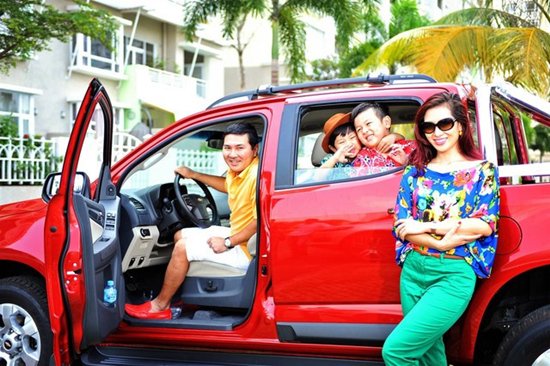 Thu Hương, sao Việt Thu Hương kết hôn với doanh nhân Nguyễn Hoài Nam. Dù bận việc đến đâu, anh vẫn dành thời gian chở vợ con đi chơi trên chiếc siêu xe đắt tiền của mình.