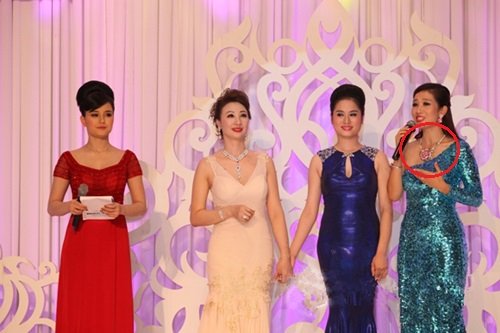 Thu Hương, sao Việt Trong một lần tham dự sự kiện, Thu Hương chơi trội diện bộ trang sức hoa hồng có giá 3 tỷ đồng.