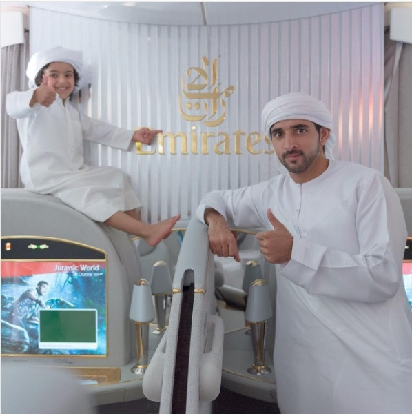 Cuộc sống nằm mơ cũng khó thấy của Thái tử Dubai hình ảnh 9 Các chuyến đi của Fazza đều trong điều kiện tốt nhất. Anh và cháu trai đi khoang hạng nhất của Emirates, hãng hàng không có trụ sở tại Dubai. Ảnh: Faz3/Instagram.