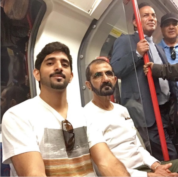 Cuộc sống nằm mơ cũng khó thấy của Thái tử Dubai hình ảnh 10 Tuy nhiên, Fazza cũng trải nghiệm những phương tiện giao thông công cộng, như tàu điện ngầm ở London, Anh. Ảnh: Faz3/Instagram.