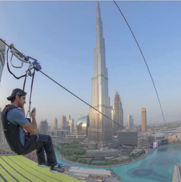 Cuộc sống nằm mơ cũng khó thấy của Thái tử Dubai hình ảnh 14 Trượt cáp trên đài phun nước Dubai... Ảnh: Faz3/Instagram.