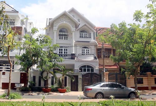 Cuộc sống xa hoa của &quot;ông trùm&quot; sản xuất ma túy và người tình xinh đẹp