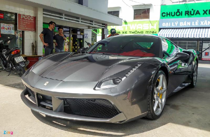 Đây chính là một trong số ba chiếc Ferrari 488 đầu tiên tại Việt Nam, được nhập về nước từ tháng 2/2016. Sau một thời gian chuyển ra Hà Nội nhưng không tìm được khách, chiếc xe may mắn về tay chủ nhân nổi tiếng và xuất hiện trở lại trên đường phố Sài Gòn.
