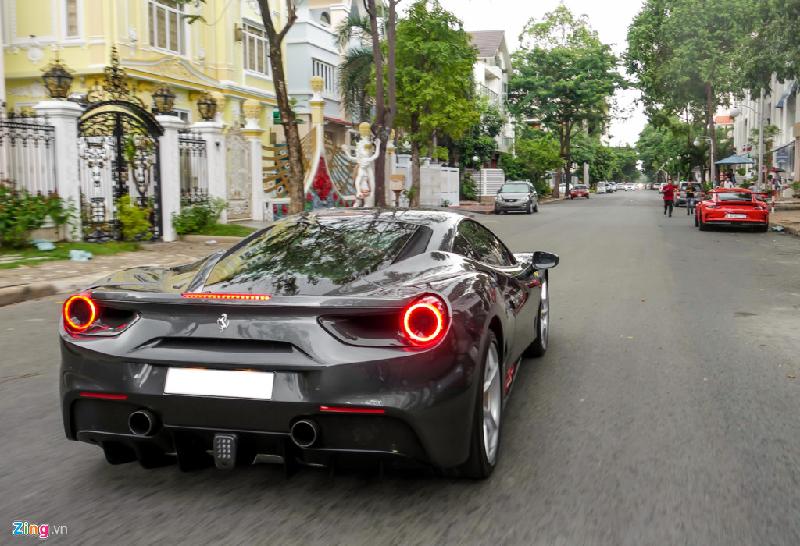Siêu xe được Cường Đô La lái vài vòng quanh nhà, phía xa là chiếc Porsche 911 GT3 RS cùng thuộc sở hữu của doanh nhân này cách đây không lâu.