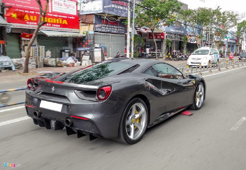 Cường Đô La tậu thêm siêu xe Ferrari 488 GTB màu xám hình ảnh 6 Chiếc xe của Cường Đô La được cho là gắn full option với nội thất da đỏ và một số chi tiết ốp carbon như khe khuếch tán phía sau và nẹp hông.