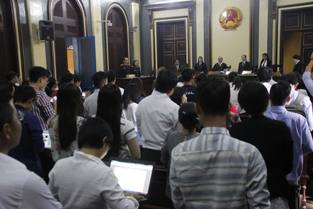 Phiên tòa có đông đảo người tham gia.