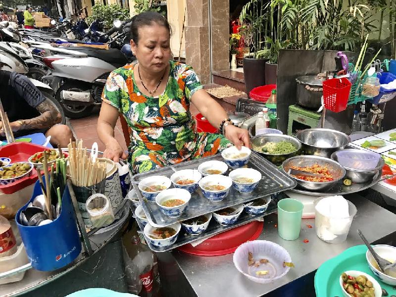 Bà chủ quán ốc suốt 20 năm không nói với khách một lời