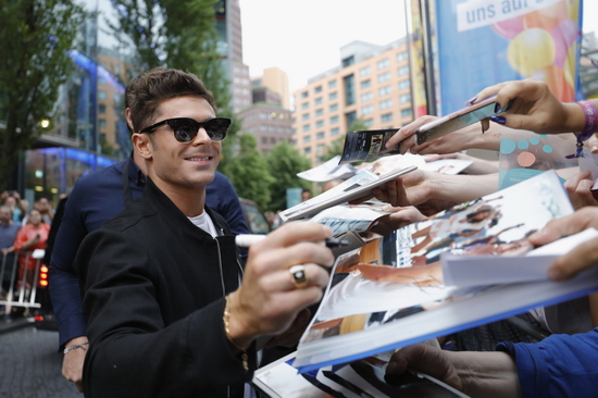 Zac Efron vui vẻ kí tặng người hâm mộ ở Berlin, anh chọn trang phục đơn giản nhưng vô cùng nam tính