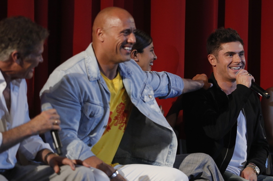 Khoảnh khắc The Rock và Zac Efron dành tặng những lời có cánh cho nhau.