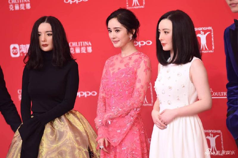 Dương Mịch cùng dàn ê-kíp Dịch chuyển thời không. Điều khiến nhiều người bất ngờ là việc có đến ba Dương Mịch trên thảm đỏ.