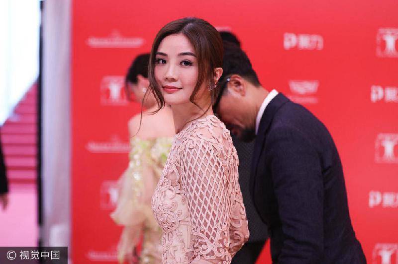 Thái Trác Nghiên trẻ trung trước ống kính khi diện đầm ren tông nude.