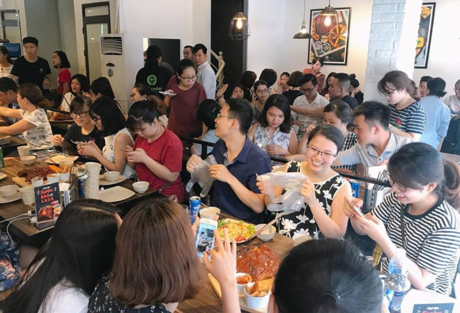 Các khách hàng có mặt trong sự kiện riêng của quán.