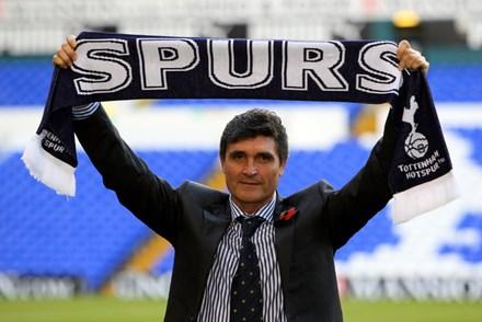 Juande Ramos, 62 tuổi, Malaga. Thành tích nổi bật: hai Cup UEFA, một Siêu Cup châu Âu, Cup Nhà Vua Tây Ban Nha (cùng Sevilla), một Cup Liên đoàn Anh (với Tottenham). HLV hay nhất châu Âu 2007.