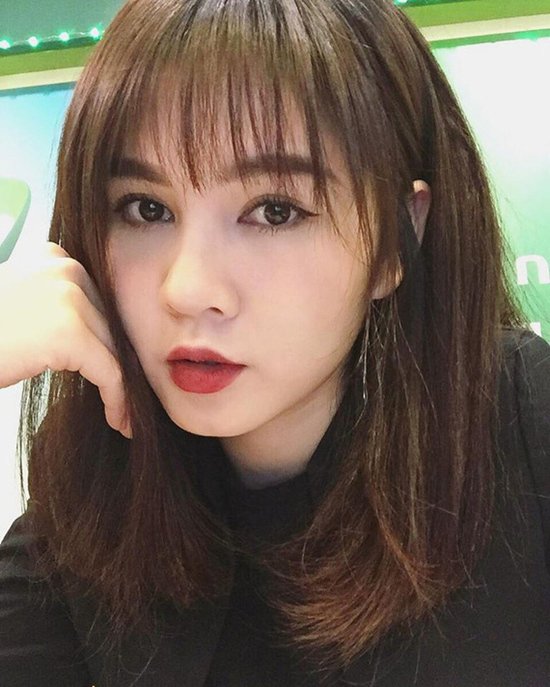 Hiện nay, công việc 'tay phải' của Thu Hoài là nhân viên ngân hàng.