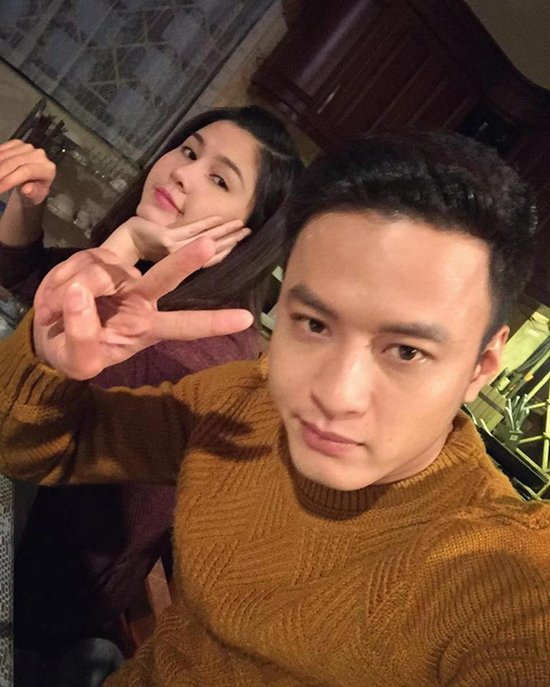 Thu Hoài chụp selfie với 'ông anh' điển trai Hồng Đăng.