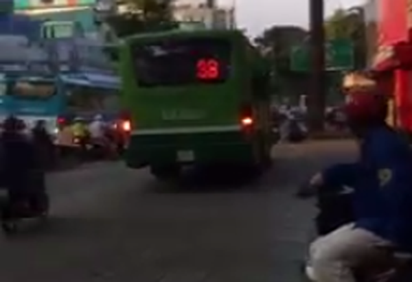 Đình chỉ tài xế lái xe buýt leo lề giữa trung tâm thành phố