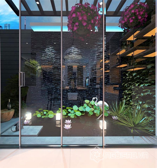 Khuôn viên trên tầng thượng của căn penthouse cũng đầy hoa lá, thơ mộng không kém căn nhà vườn nào. Bước ra đây có thể nhìn ngắm quang cảnh rộng lớn của thành phố.