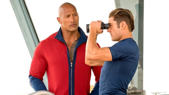 1.    Cặp đôi giải trí “nhiều múi”: The Rock và Zac Efron phối hợp vô cùng nhịp nhàng  Với Baywatch Đội Cứu Hộ Bãi Biển, hai tài tử hàng đầu của Hollywood sẽ vào vai cặp cứu hộ không ưa gì nhau Mitch và Matt. Trong khi Mitch Buchannon là một mẫu người điển hình của trách nhiệm và hết mình về công việc, thì Matt Brody chỉ là anh chàng bất đắc dĩ bị đẩy vào nhóm để khỏi bị cảnh đầu đường xó chợ. Nhiều người còn đùa rằng đây là bộ phim “tình trai” giữa Mitch và Matt