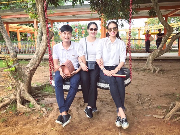 Phạm Hương cùng mẹ và em trai lập ban nhạc 