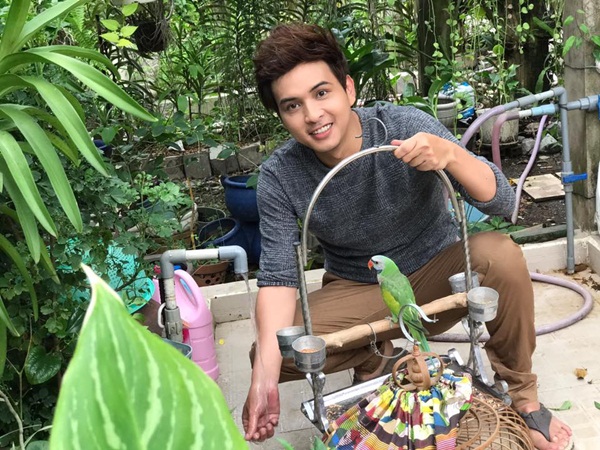 Hồ Quang Hiếu hăng say chăm sóc thú cưng. 