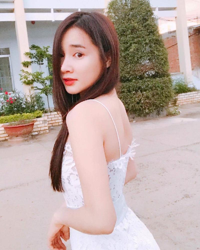 Nhã Phương dịu dàng xuống phố đời thường