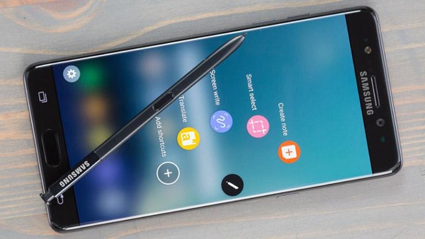 Phablet này vẫn được trang bị camera 12MP mặt sau, 5MP mặt trước đi kèm với tất cả các công nghệ tiên tiến như phiên bản gốc như: cổng USB-C, máy quét mống mắt, cảm biến vân tay tích hợp dưới nút Home và chống nước chuẩn IP68. 