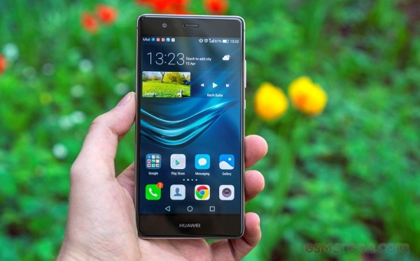 Huawei P9 10,99 triệu đồng: Cho đến thời điểm này Huawei P9 là dòng sản phẩm cao cấp nhất của Huawei hiện nay. Máy sở hữu thiết kế kim loại nguyên khối với chất lượng hoàn thiện rất tốt. Máy sử dụng màn hình 5,2 inch độ phân giải màn hình Full-HD, không phải QHD như các đối thủ cạnh tranh, nhưng hiện tại độ phân giải này là hoàn toàn đảm bảo về độ chi tiết.