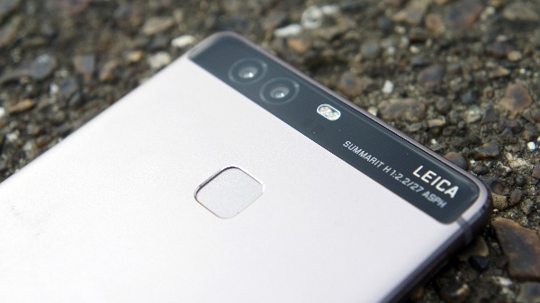 Không chạy đua theo cấu hình hay màn hình mà điểm nhấn của Huawei P9 chính là khả năng chụp hình. Máy sở hữu camera kép 12MP, hai camera này gồm một chiếc camera chụp ảnh màu thông thường và chiếc còn lại chụp ảnh trắng đen chuyên dụng, cả hai camera đều chụp đồng thời để tạo ra một bức ảnh. Trong khi camera trước của máy có độ phân giải 8 MP.