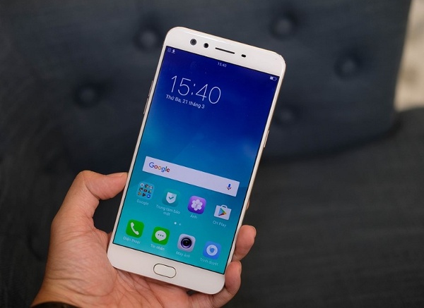 Camera sau của Oppo F3 Plus cũng sở hữu những thông số đáng chú ý với độ phân giải 16MP, cảm biến Sony IMX398, khẩu độ lớn f/1.7 và đi kèm hệ thống lấy nét theo pha kép Dual PDAF. Điện thoại của Oppo chạy phiên bản Color OS dựa trên Android 6, pin 4.000 mAh hỗ trợ sạc nhanh VOOC, chỉ 30 phút có ngay 70% pin và tổng thời gian sạc đầy là 1h45 phút. 