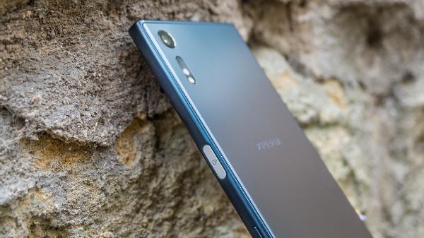 Sony Xperia XZ dùng chip Snapdragon 820, đồ họa Adreno 530, RAM 3GB và bộ nhớ trong 64GB. Điểm “đáng tiếc” nhất trên chiếc smartphone cao cấp này chính là màn hình 5,2 inch nhưng độ phân giải chỉ dừng ở mức Full-HD, trong khi hầu hết các đối thủ đã lên đời ở độ phân giải 2K. 