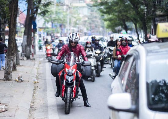 Hồng Đăng, sao Việt Chiếc mô tô đắt đỏ này trị giá hơn 500 triệu đồng. Dù sở hữu hai xe máy, hai ô tô nhưng Hồng Đăng vẫn ngỏ ý muốn mua thêm chiếc ô tô thứ ba cho thoả đam mê.