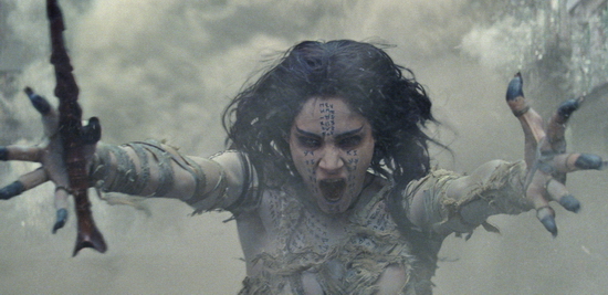 Trong khi đó, là xác ướp nữ đầu tiên tung hoành trên màn ảnh, công chúa Ahmanet (Sofia Boutella) được chú trọng đầu tư kỹ xảo để thể hiện sức mạnh hắc ám đáng sợ. Trỗi dậy từ hầm mộ sau hàng thế kỷ bị chôn sống, Ahmanet có khả năng “rút cạn” năng lượng của người sống, kiến tạo hàng loạt những đám đông thây ma hung hãn làm tuỳ tùng cho mình, đồng thời điều khiển được cả tự nhiên.